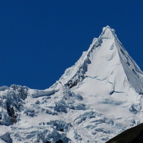 Vista del nevado Alpamayo durante trekking de 9 días desde Huaraz