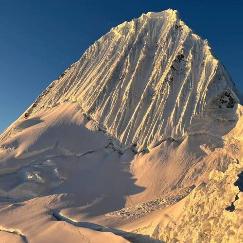 Vista del impresionante durante escalada Alpamayo Perú 6 días