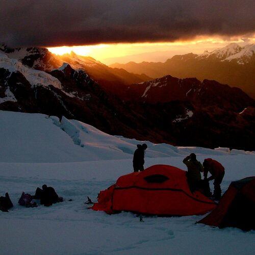 Campo Alto del Alpamayo antes del intento de cumbre en la Cordillera Blanca