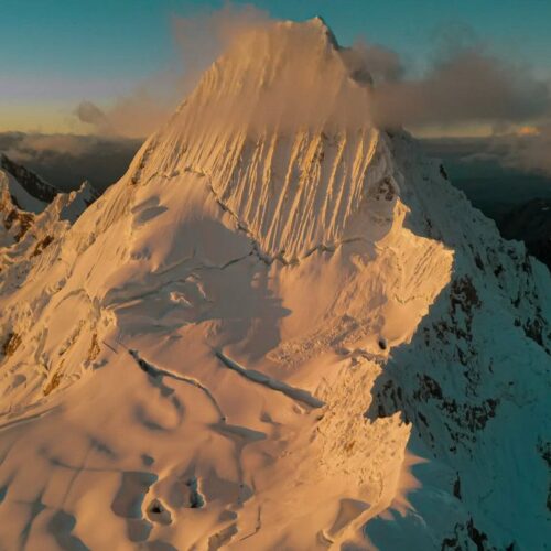 Nevado Alpamayo con paredes de hielo durante expedición de 6 días