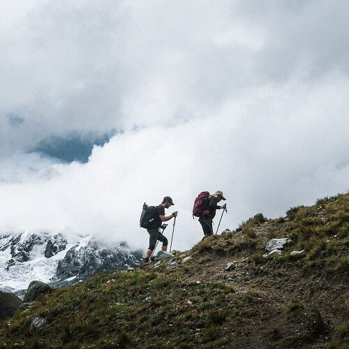 Caminantes en la ruta del Trekking Alpamayo en la Cordillera Blanca de Perú