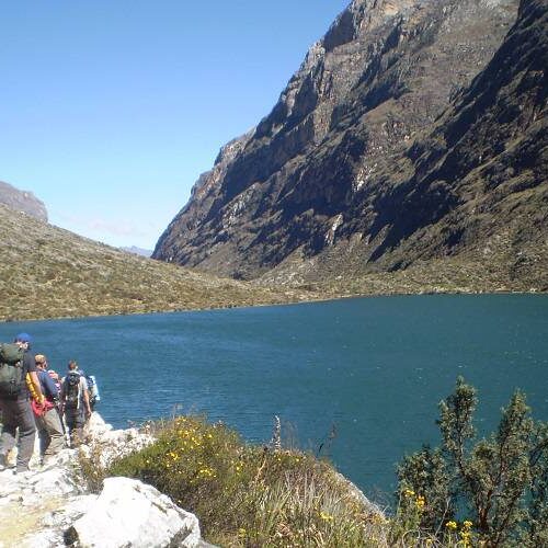 Laguna Jatuncocha en la ruta clásica del trekking Santa Cruz Perú