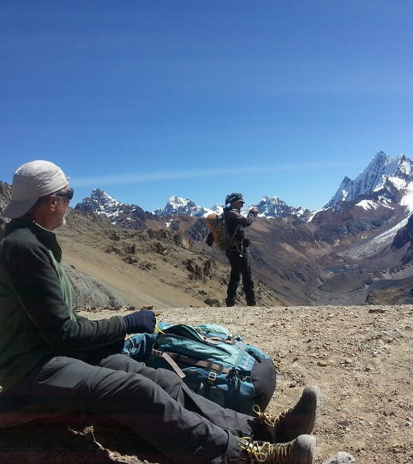 Vista del Yerupajá y Siulá Grande durante el circuito completo Huayhuash