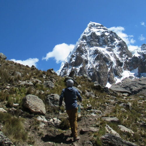 Sendero de alta montaña en el trekking Huayhuash circuito completo