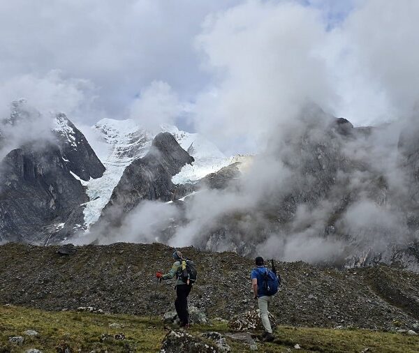 Caminantes cruzando un paso alto en la Cordillera Huayhuash