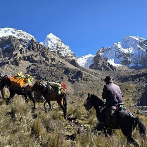 crusando hacia el paso de cuyoc, durante mini trekking huayhuash