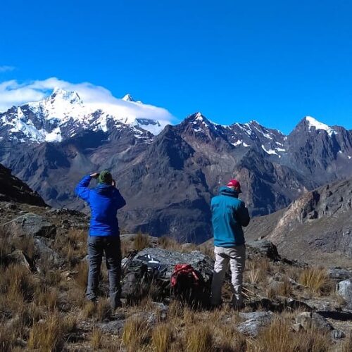 Grupo de trekking cruzando el Paso Choco a 4.900 metros de altitud, punto más alto de la travesía Quilcayhuanca - Cojup con vistas a los Andes peruanos