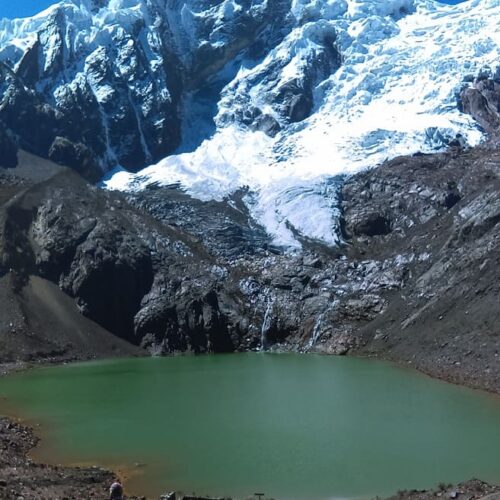 Descenso por la Quebrada Cojup mostrando las lagunas de origen glaciar de tonos verdes rodeadas de pastizales andinos cerca de Huaraz