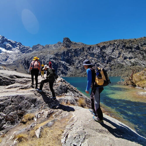 Laguna Churup de color turquesa durante full day en la Cordillera Blanca
