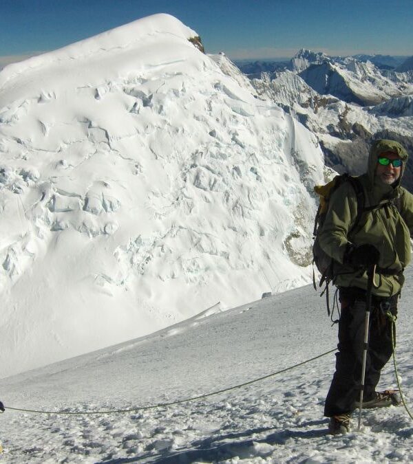 Montañistas ascendiendo el Huascarán Sur en la Cordillera Blanca