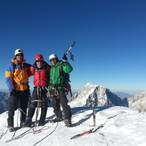 escaladores en la cumbre de Ishinca, durante Expedición Ishinca Urus Tocllaraju 7 días