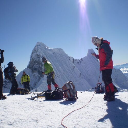 hombres en la cumbre durante el ascenso al Nevado Pisco 4 días