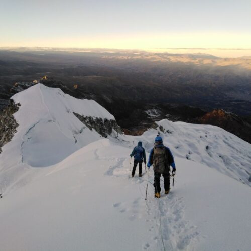 Montañistas ascendiendo el Vallunaraju en la Cordillera Blanca