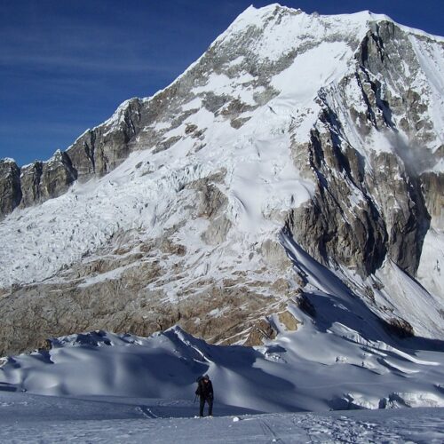 Escaladores caminando sobre glaciar en la ruta al Nevado Ishinca