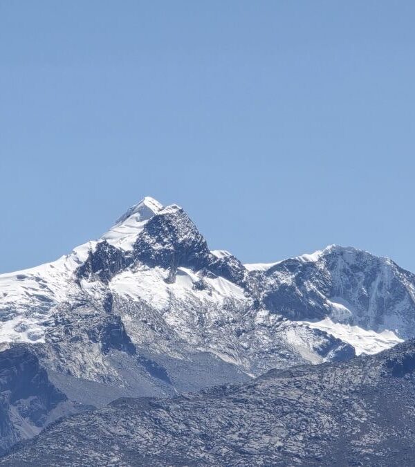 Vista del Vallunaraju desde la Quebrada Llaca cerca de Huaraz