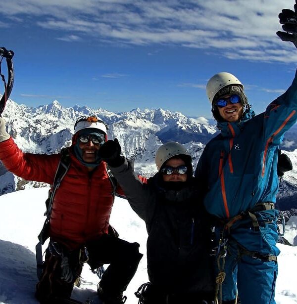 escaladores en la cumbre de los andes
