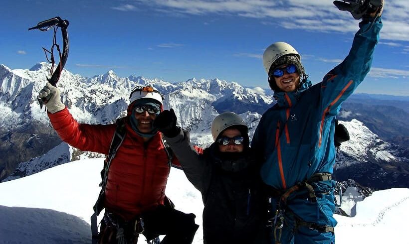 escaladores en la cumbre de los andes