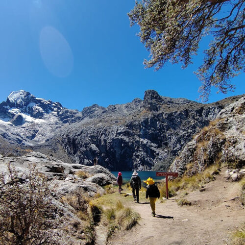 Caminantes ascendiendo por el sendero rocoso hacia Laguna Churup