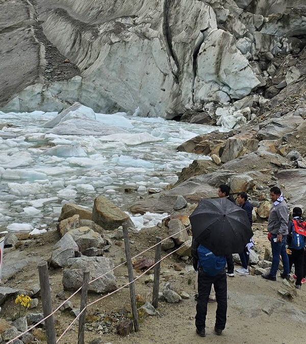Caminantes llegando a Laguna Rocutuyoc durante full day de aclimatación