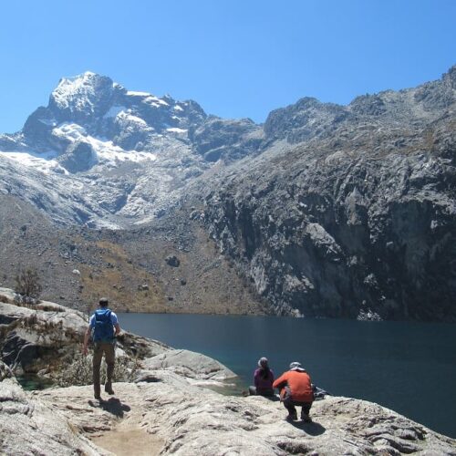 Laguna Churup rodeada de montañas en la Cordillera Blanca