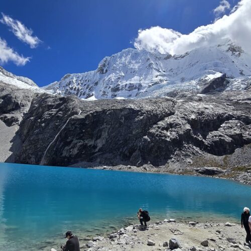 Vista panorámica de la Laguna 69 con aguas turquesas y el nevado Chacraraju de fondo en la Cordillera Blanca, Huaraz