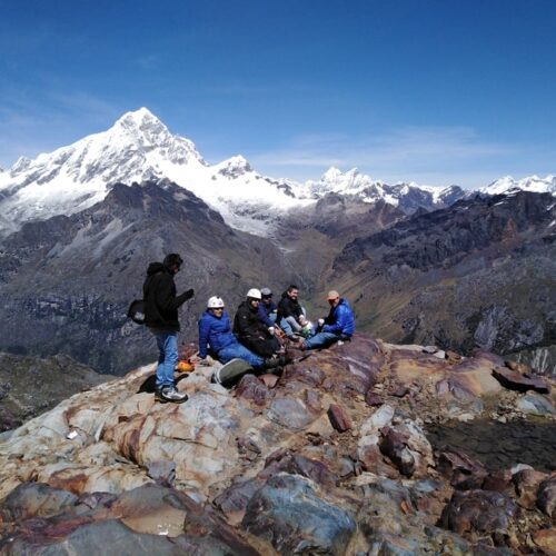 Montañistas ascendiendo el Nevado Mateo en la Cordillera Blanca