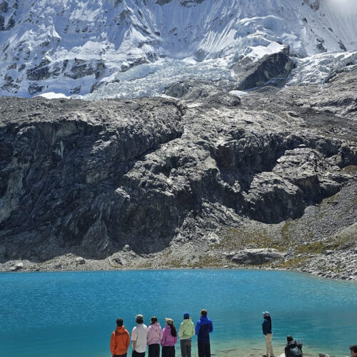 Tour de aclimatación a Laguna 69 con vista de montañas nevadas