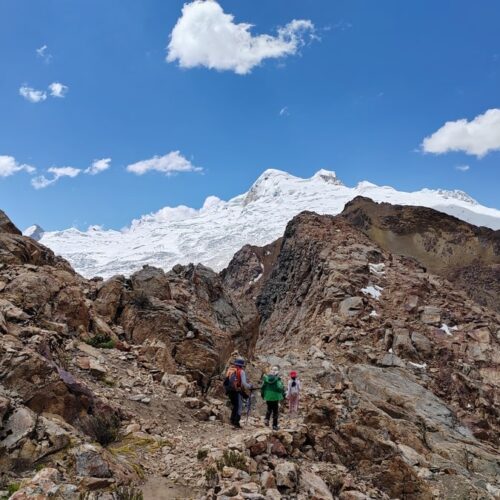Caminantes ascendiendo hacia el Paso del Zorro cerca de Huaraz