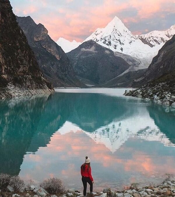Laguna Paron Tour Cordillera Blanca with turquoise lake and glacier peaks