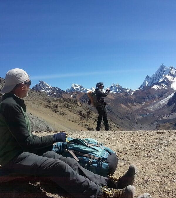 Vista del Yerupajá y Siulá Grande durante el circuito completo Huayhuash