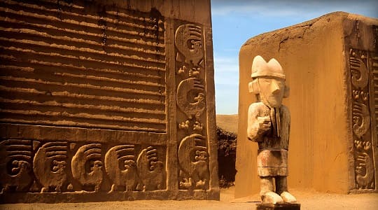viajero explorando patrimonio arqueológico en Perú