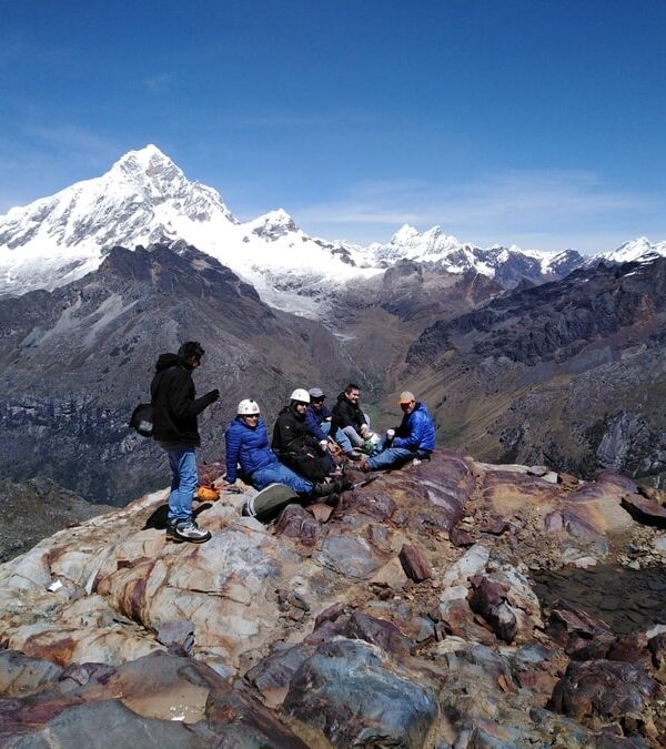 Montañistas ascendiendo el Nevado Mateo en la Cordillera Blanca