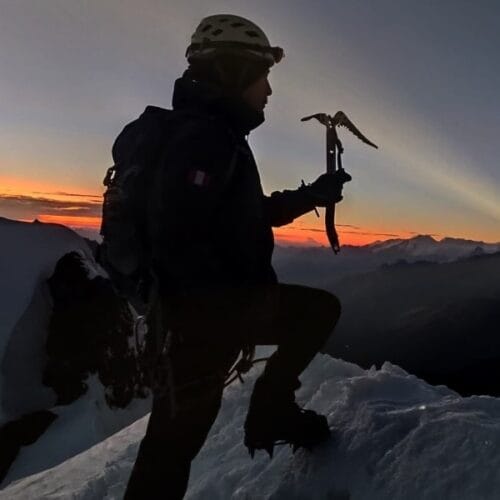 Ascenso glaciar al Nevado Mateo con crampones y piolet